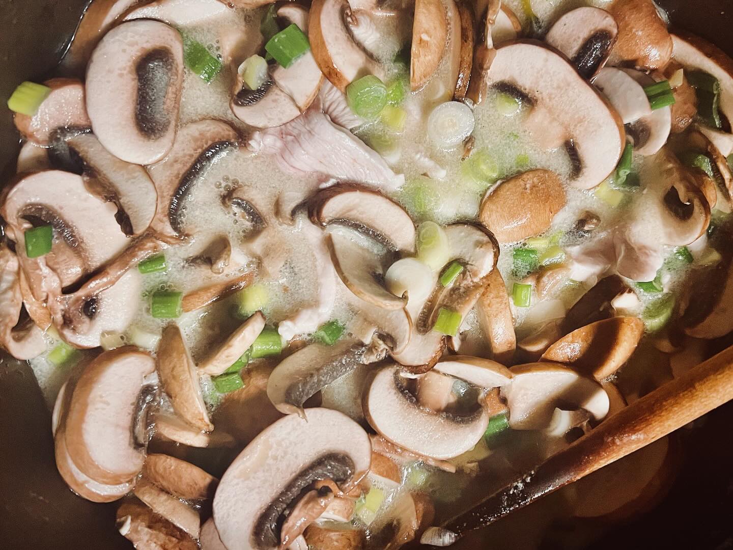 Soulfood 🥰🍲: Es ist gefühlt eine halbe Ewigkeit her, seit ich das letzte Mal eine Tom Kha Gai gekocht habe. Ich musste sogar kurz das Rezept nachschlagen, weil ich mir bei den Zutaten nicht mehr ganz sicher war 🤭. «Früher» (vor 2-3 Jahren) stand die thailändische Hühnersuppe fast wöchentlich auf dem Speiseplan. Dann hatte ich plötzlich das Gefühl, dass ich ständig die gleichen Rezepte koche und hab mir ein Verbot für meine «Klassiker» auferlegt… Ganz schön doof 🫣, wenn ich jetzt so die Nase 👃🏼über den Topf hänge und den herrlichen Duft inhaliere. Genau das richtige Znacht für einen verschifften ☔️ Freitagabend. Kommt gut ins Wochenende!