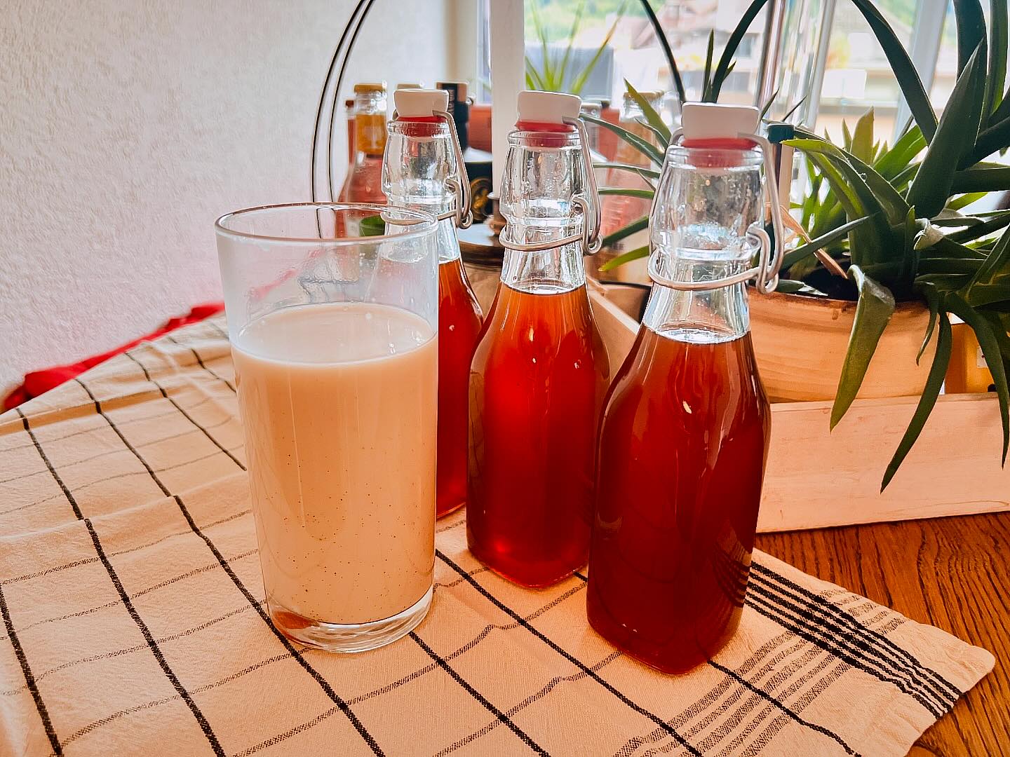 💥 Boom! Am Auffahrtswochenende die Speisekammer sortiert. Jetzt die grosse Einkoch-Session gestartet. First up: Sirup für Chai-Latte 🫖. Der Rest, der nicht mehr in die Flaschen gepasst hat, musste gleich in einem Iced Chai-Latte getestet werden: 👌🏼. Herrlich! 🥰